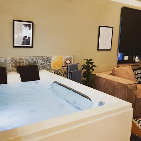 Daire Stilvolles City-loft Mit Privatem Whirlpool
